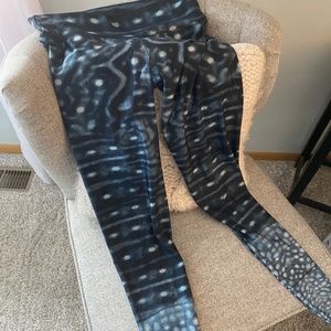 Waterlust Whale Shark leggings - size XL